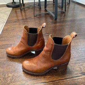 FRYE Sabrina Chelsea Leather Boots